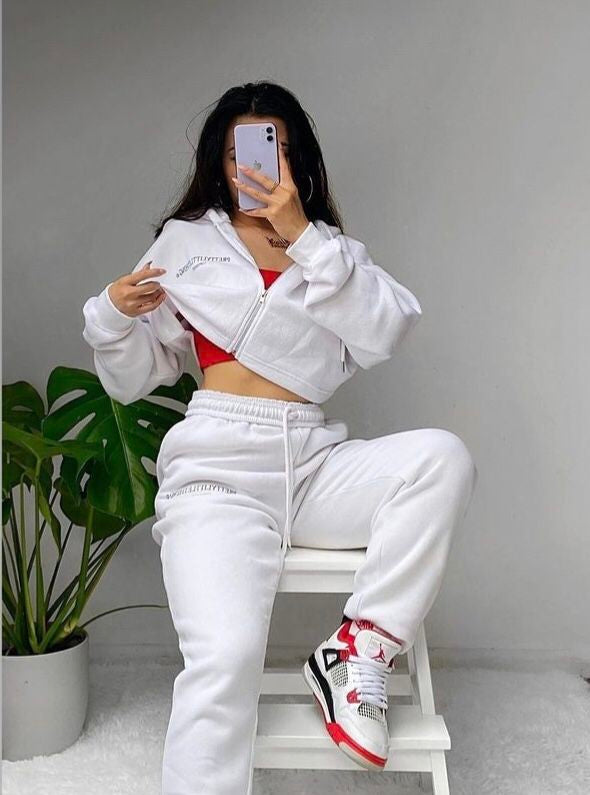 Cropped hoodie, sweatpants